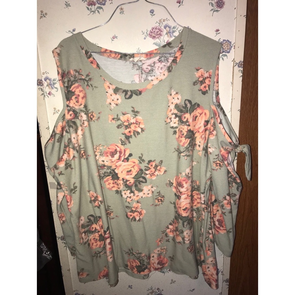 Floral open shoulder blouse!! 🌸🌸